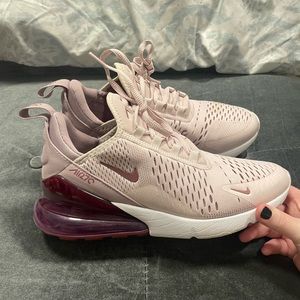 Women’s Nike 270’s size 8